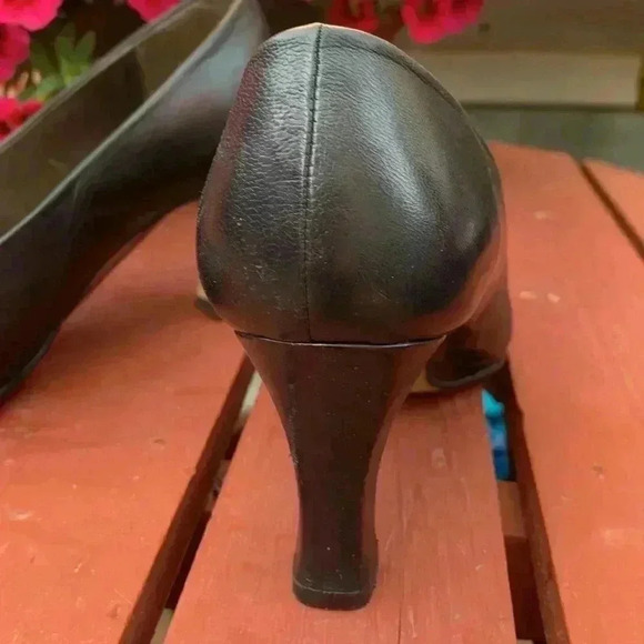 Etienne Aigner two tone, black leather pumps size 7 1/2 - Picture 4 of 7